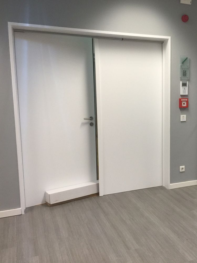 Les mêmes portes de couloir habillées d’un film blanc mat après covering
