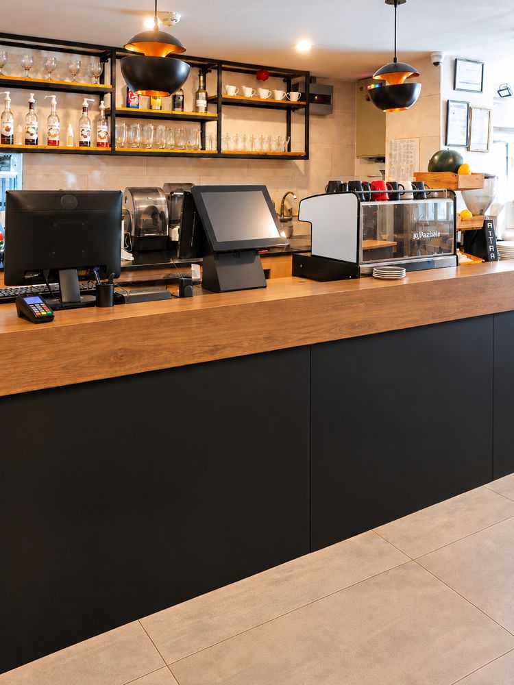 Le même comptoir de bar après covering : façade noire mate et plateau effet bois