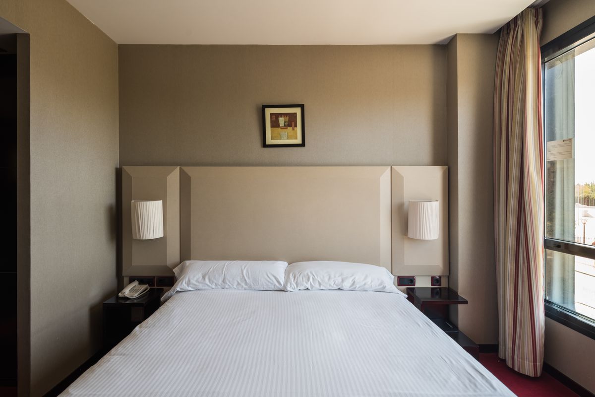 La même chambre, tête de lit habillée de panneaux capitonnés taupe