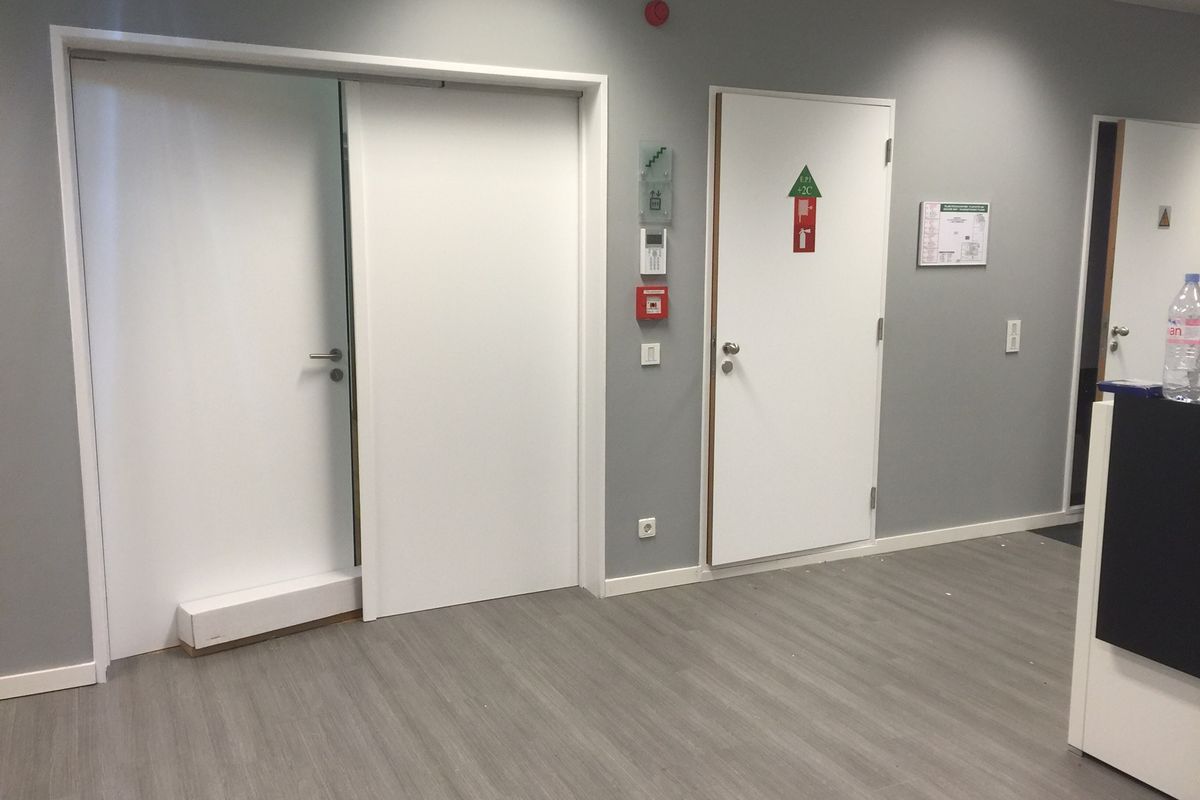 Les mêmes portes habillées d’un film blanc mat après covering